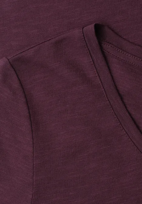 Nahaufnahme eines dunkelroten T-Shirts mit Rundhalsausschnitt und feiner Stoffstruktur.
