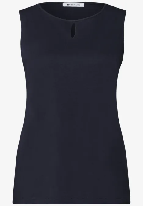 Mouwloze donkerblauwe top met ronde hals en kleine split vooraan.