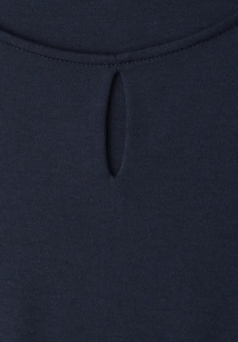 Donkerblauw T-shirt met ronde hals en klein druppelvormig detail vooraan
