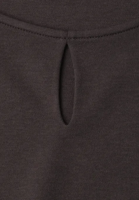 Haut brun foncé en tissu doux avec petite ouverture en forme de goutte au col.