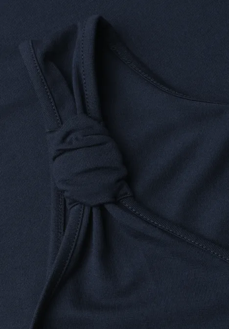 Top mit V-Neck und Knotendetail deep blue Nahaufnahme eines dunkelblauen Kleidungsstücks mit Knoten am Träger.