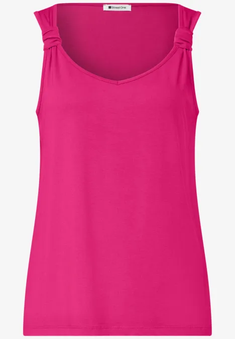 Fuchsia dames tanktop met ronde hals en subtiele plooidetail bij de schouders.