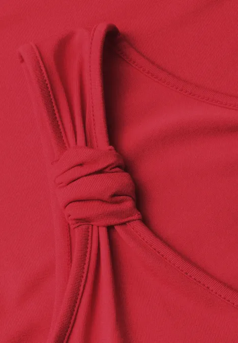 Top mit V-Neck und Knotendetail salsa red Nahaufnahme eines roten Kleidungsstücks mit dekorativem Knoten am Träger