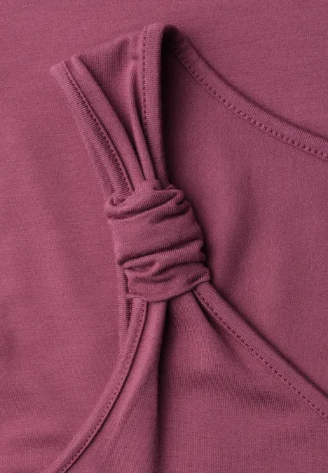 Top mit V-Neck und Knotendetail dark clouded blush Nahaufnahme eines bordeauxfarbenen Oberteils mit geknotetem Schulterträger