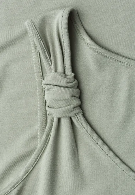 Top mit V-Neck und Knotendetail mint leaf Detailaufnahme eines hellgrünen Tops mit dekorativ geknotetem Träger.