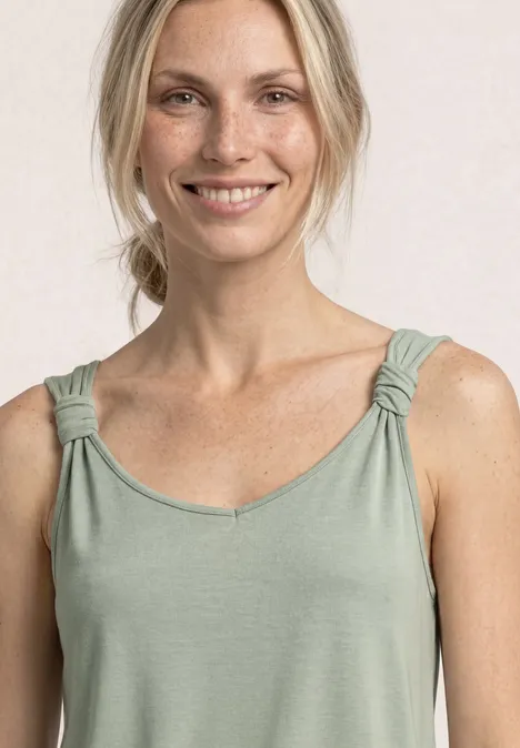 Top mit V-Neck und Knotendetail mint leaf Frau trägt ärmelloses, hellgrünes Top mit gedrehten Trägern und V-Ausschnitt.
