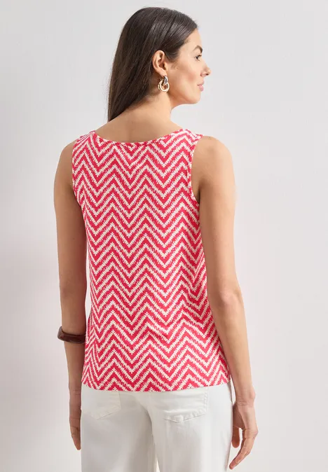 Top avec col en V et détail de nœuds salsa red Femme de dos portant un haut sans manches à motif zigzag rouge et blanc.