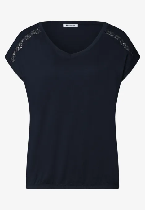 Dunkelblaues Damen-T-Shirt mit U-Ausschnitt und dezenten Zierdetails an den Schultern.