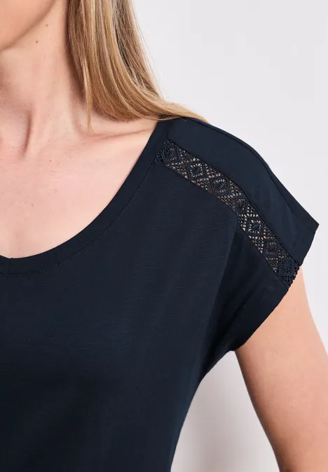 Schwarzes T-Shirt mit Spitzenbesatz an der Schulter, kurzärmelig, schlicht und elegant.