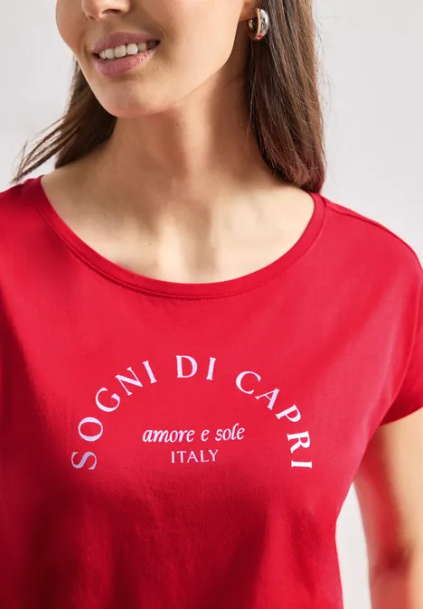 Dropped Shoulder Shirt mit Rundhals salsa red Frau in rotem T-Shirt mit weißem Schriftzug 'Sogni di Capri amore e sole Italy'.