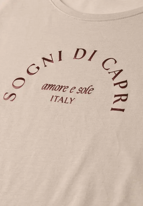 Dropped Shoulder Shirt mit Rundhals clay sand Beiges T-Shirt mit bordeauxrotem Aufdruck ‚Sogni di Capri‘ und ‚amore e sole Italy‘.