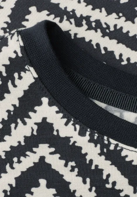 Schwarz-weiß gemustertes Textil mit Zebrastreifen-Design und Rundhalsausschnitt.