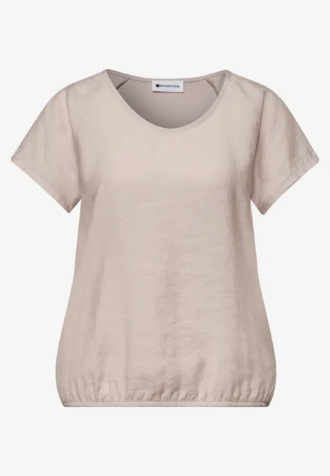 Effen lichtbeige damesshirt met korte mouwen, ronde hals en elastische zoom voor een comfortabele pasvorm.