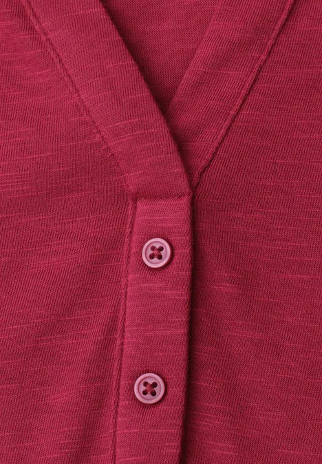 Dropped Shoulder Shirt mit Split Neck truffle red Rotes Strickcardigan mit V-Ausschnitt und zwei Knöpfen.