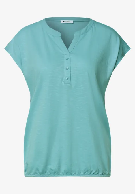 Dropped Shoulder Shirt mit Split Neck misty mint Türkisfarbenes Damen-T-Shirt mit V-Ausschnitt, 3-Knopf-Leiste und lockerem Schnitt.