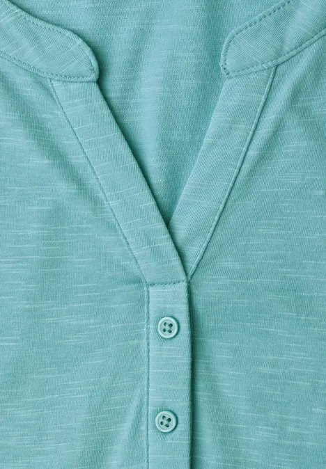 Dropped Shoulder Shirt mit Split Neck misty mint Nahaufnahme eines türkisfarbenen T-Shirts mit V-Ausschnitt und drei Knöpfen.