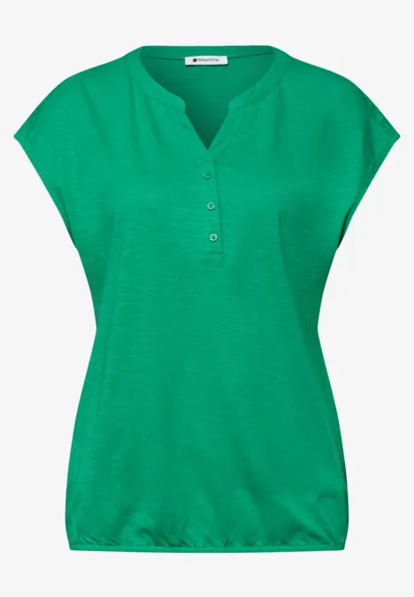 Dropped Shoulder Shirt mit Split Neck ever green Grüne Damenbluse mit kurzem Arm, Knopfleiste und lockerem Saum.