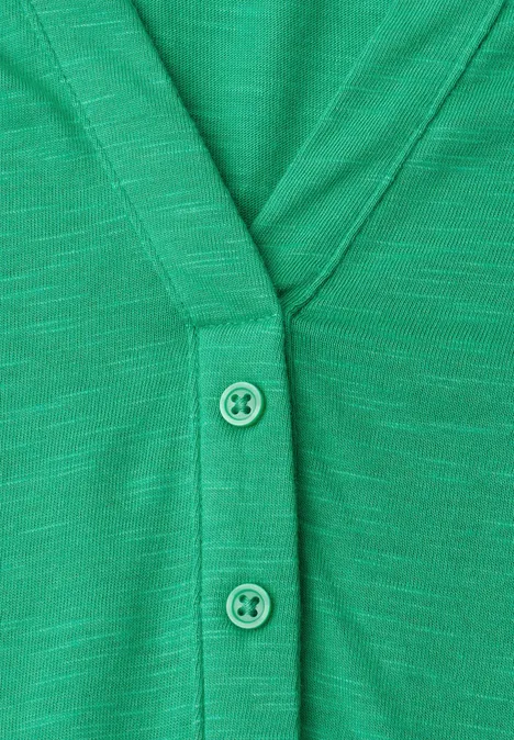 Dropped Shoulder Shirt mit Split Neck ever green Grüne Strickjacke mit V-Ausschnitt und zwei Knöpfen.