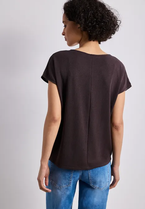 Shirt met boothals en schouderdetails espresso brown Persoon van achteren in een eenvoudig zwart T-shirt en blauwe spijkerbroek tegen neutrale achtergrond.