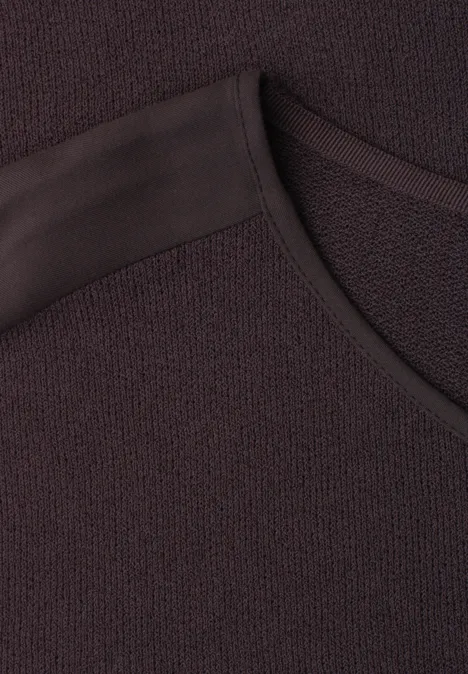 Shirt met boothals en schouderdetails espresso brown Close-up van een donkerbruin gebreid shirt met ronde hals en fijne structuur.