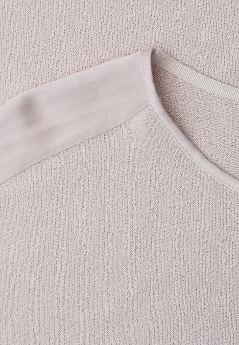 Beige-grauer Strickpullover mit Rundhalsausschnitt und feiner Struktur, Oberteil in Nahaufnahme.