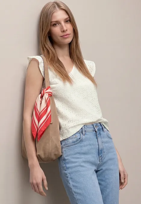 Top mit V-Neck und Lochspitze off white