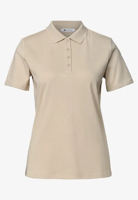 Beiges Poloshirt mit kurzen Ärmeln.