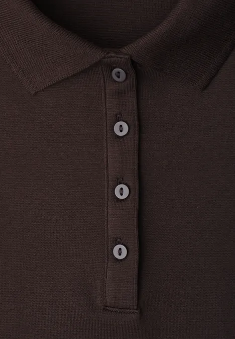 Kurzarm Poloshirt in Rippstruktur espresso brown Nahaufnahme eines braunen Poloshirts mit Knopfleiste und vier Knöpfen.