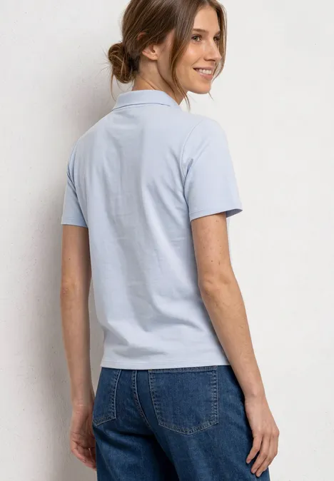 Kurzarm Poloshirt in Rippstruktur cashmere blue Frau von hinten in hellblauem Poloshirt und Jeans mit Dutt.
