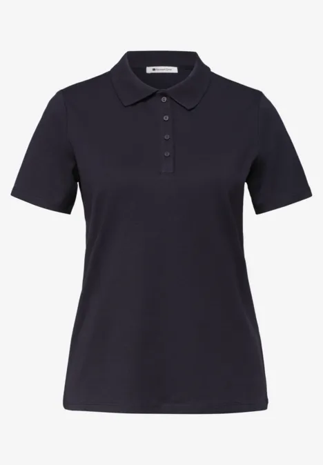 Ein schlichtes schwarzes Poloshirt mit Kragen, kurzer Knopfleiste und kurzen Ärmeln.