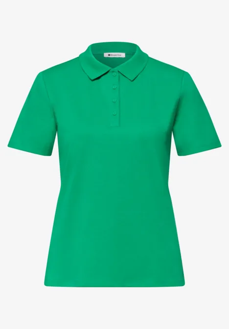 Grünes Poloshirt mit kurzem Arm und klassischem Kragen.