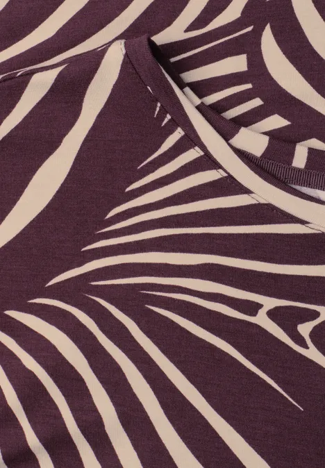 Kurzarm Shirt mit Rundhals und Print rustic rouge Nahaufnahme eines violetten Shirts mit cremefarbenem, abstraktem Zebramuster.
