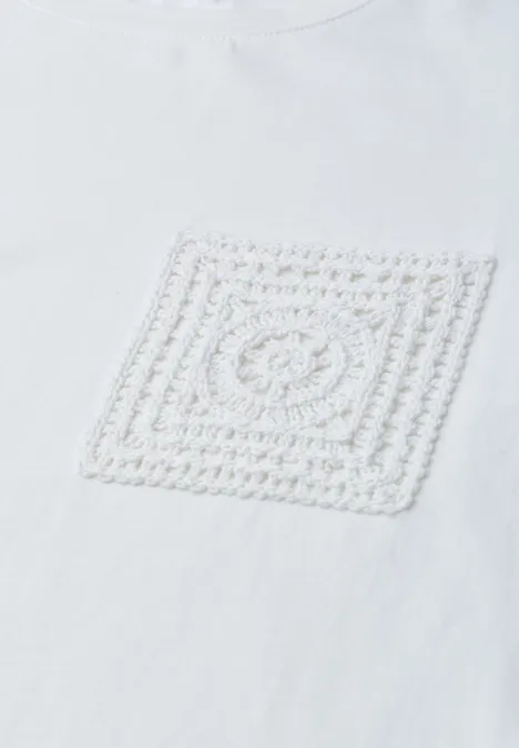 Weißes Shirt mit aufgenähtem quadratischem Häkelmuster