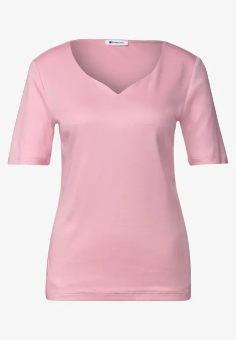 Kurzarm Shirt mit Herzausschnitt vintage blush Ein schlichtes rosa T-Shirt mit V-Ausschnitt und kurzen Ärmeln vor weißem Hintergrund.
