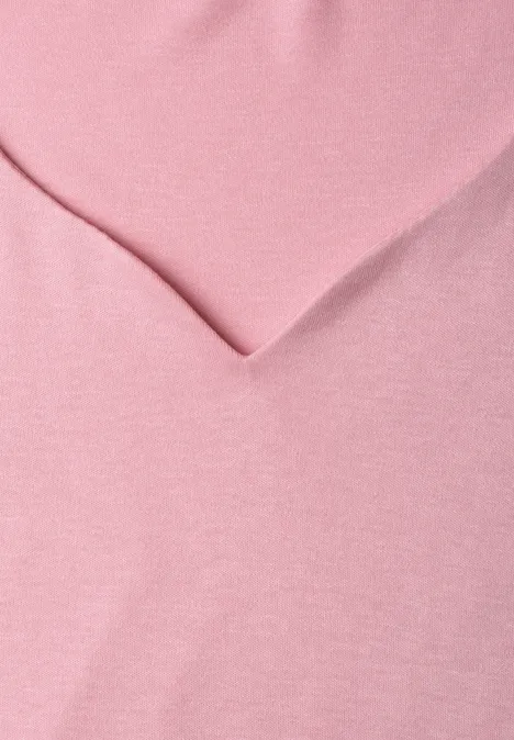 Kurzarm Shirt mit Herzausschnitt vintage blush Ein rosa Stoff mit einer V-förmigen Falte.
