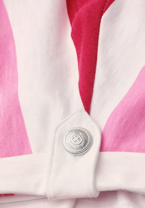 Nahaufnahme eines gestreiften Stoffes mit rundem Metallknopf.