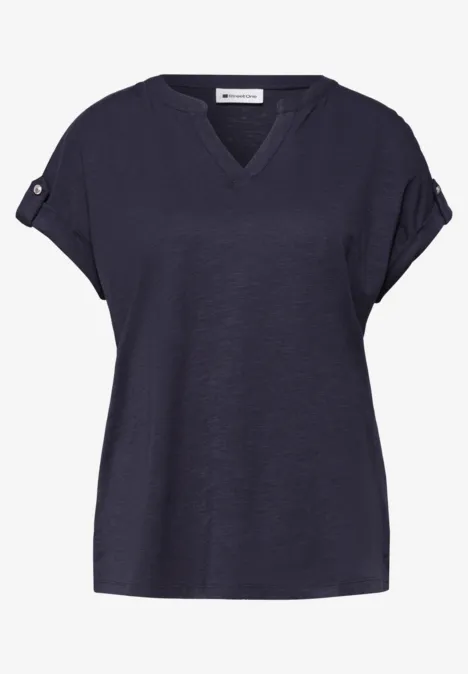 T-Shirt mit Split Neck und Knopfdetails shadowed navy Dunkelblaues V-Ausschnitt-Shirt mit kurzen, leicht aufgekrempelten Ärmeln.