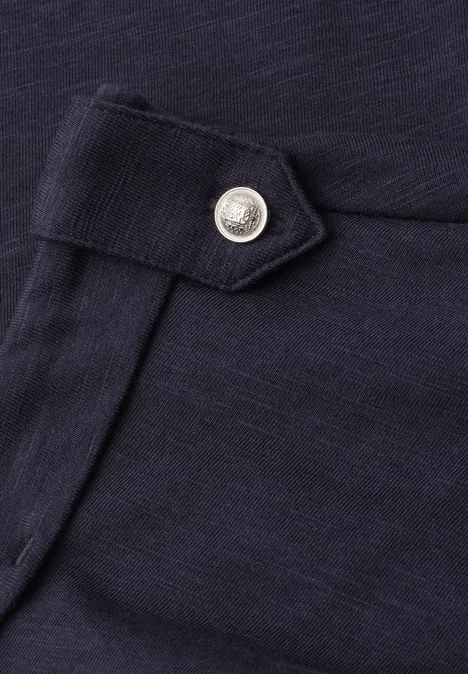 T-Shirt mit Split Neck und Knopfdetails shadowed navy Detail einer dunkelblauen Stoffhose mit silbernem Druckknopf auf der Taschenklappe