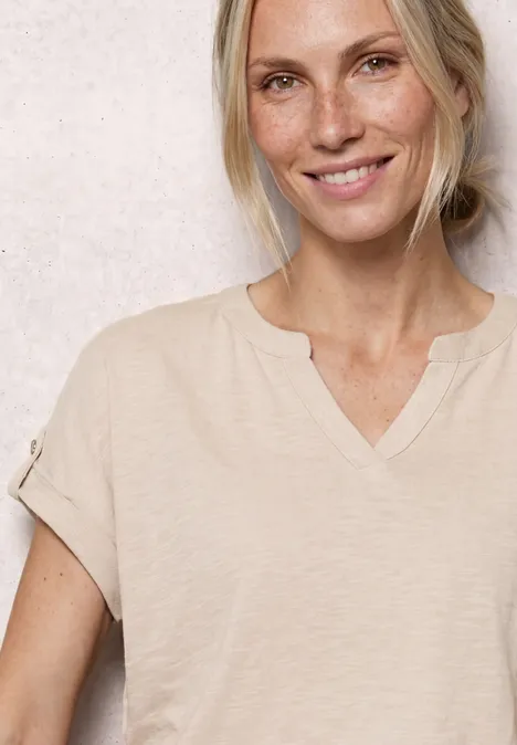 Shirt met gespleten hals en knoopdetails clay sand