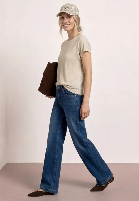 Shirt met korte mouwen en boothals moonstone sand Vrouw in beige T-shirt, wijde jeans, bruine tas en hoofddoek in een nonchalante houding.