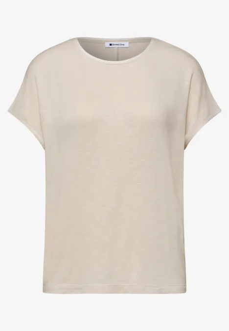 Shirt met korte mouwen en boothals moonstone sand Een simpel beige T-shirt met korte mouwen tegen een witte achtergrond.