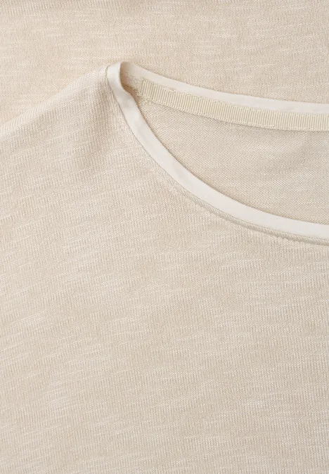 Shirt met korte mouwen en boothals moonstone sand Close-up van een lichtbeige katoenen T-shirt met ronde hals.
