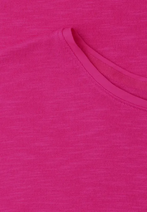 Nahaufnahme eines pinkfarbenen T-Shirts mit Rundhalsausschnitt und fein melierter Struktur