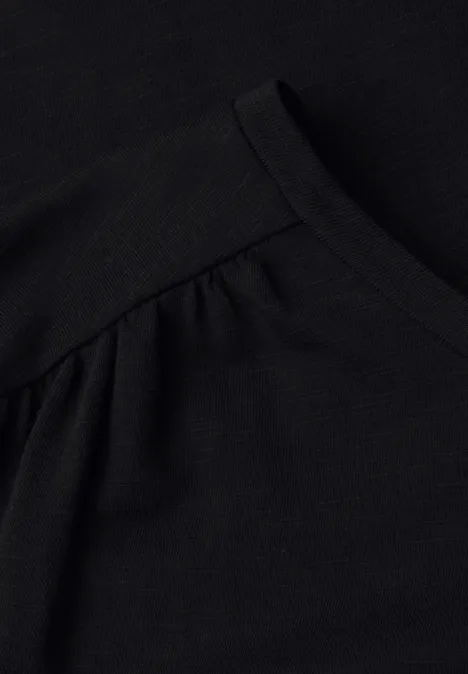 Shirt met ronde hals en rimpels Black Zwart T-shirt van fijn materiaal met ronde hals en subtiele schoudernaad.