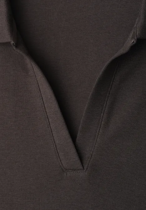 Dunkelbrauner V-Ausschnitt aus weichem Strickstoff