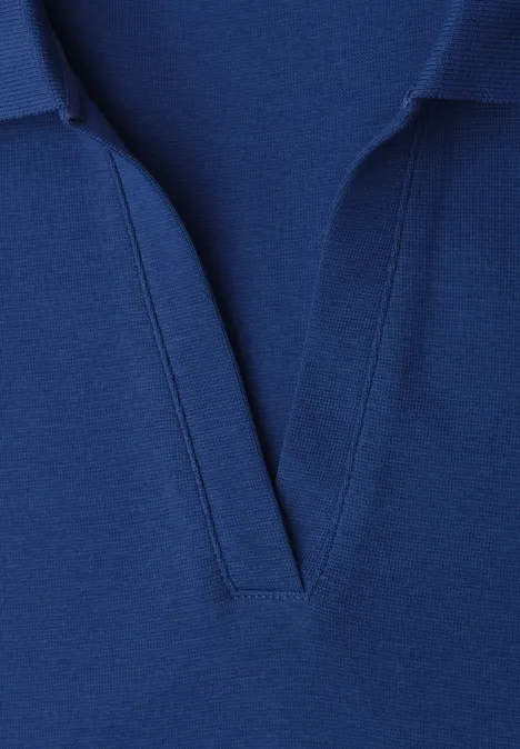Close-up van een blauw poloshirt met V-hals en platte kraag.