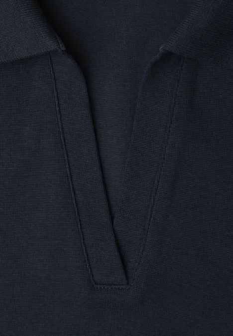 Donkerblauw poloshirt met V-hals en subtiele opstaande kraag