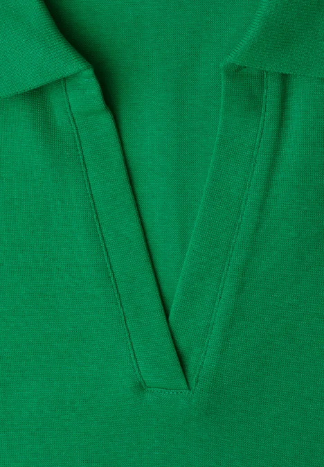 Grünes T-Shirt mit V-Ausschnitt und Kragen.