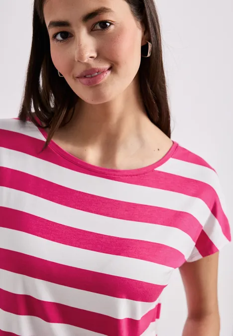 Frau in rosa-weiß gestreiftem T-Shirt mit Rundhals und kurzen Ärmeln.