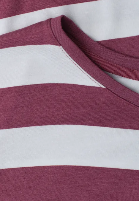 Close-up van een T-shirt met brede bordeauxrode en witte strepen.